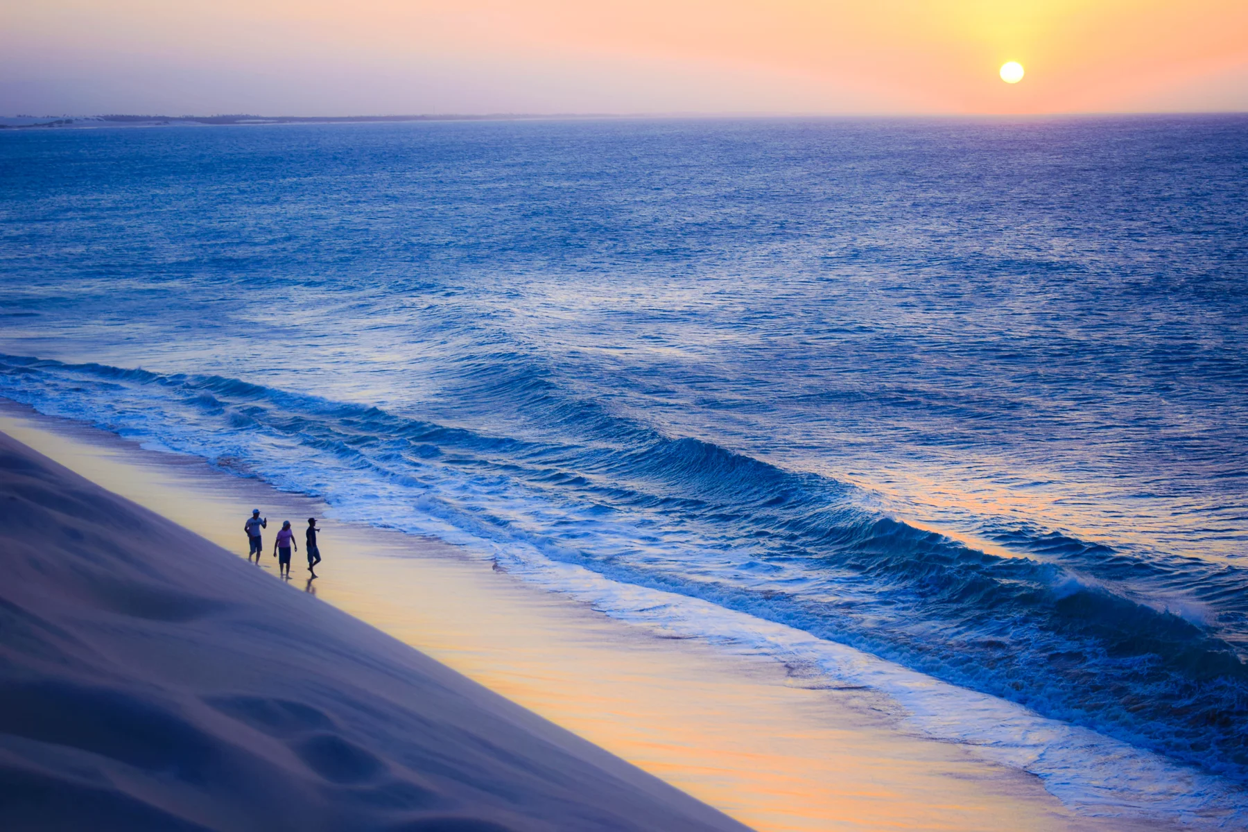 Pôr do sol sobre o mar visto da Duna do Pôr do Sol em Jericoacoara
